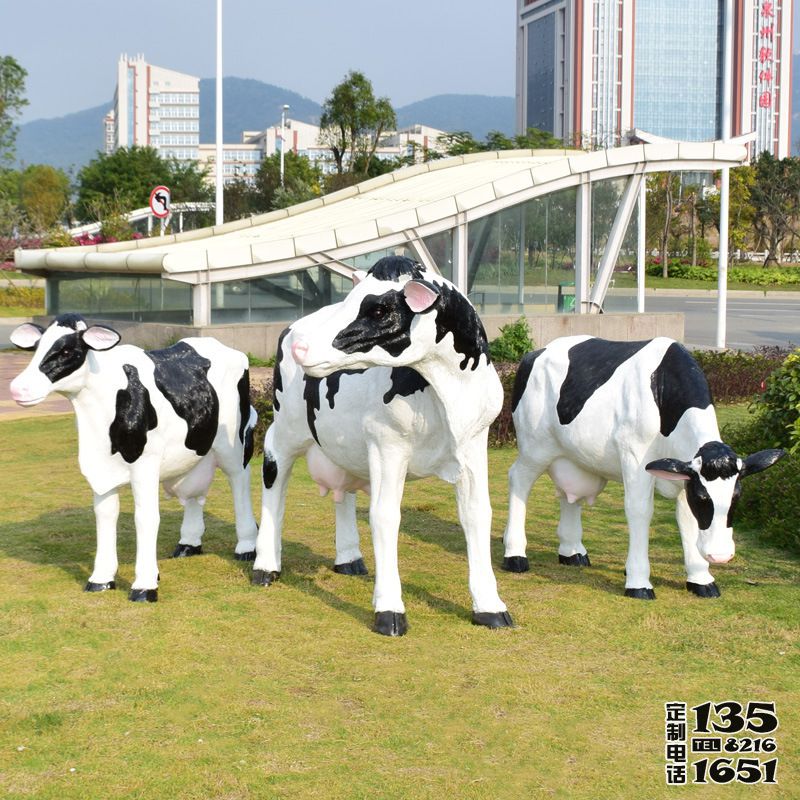 農(nóng)場(chǎng)玻璃鋼仿真動(dòng)物奶牛雕塑 農(nóng)場(chǎng)玻璃鋼仿真動(dòng)物奶牛雕塑
