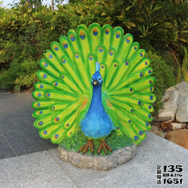 公園里開(kāi)屏的玻璃鋼彩繪孔雀雕塑 公園里開(kāi)屏的玻璃鋼彩繪孔雀雕塑