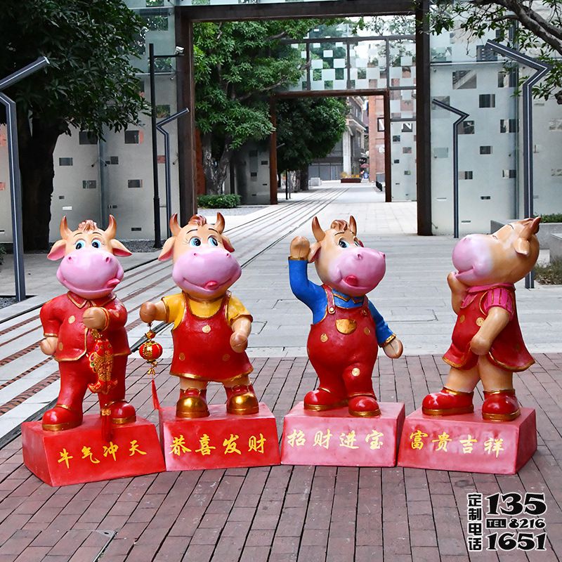 商場擺放四個喜慶招財?shù)牟Aт摽ㄍㄅ5袼? title=